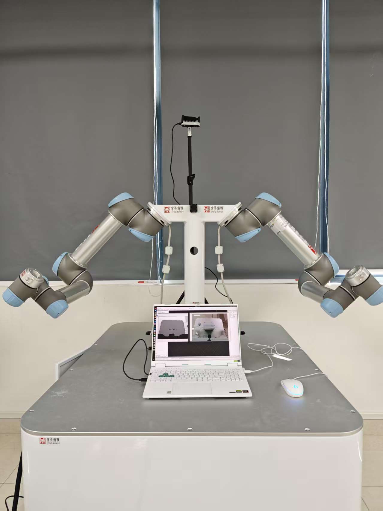Real dual-arm UR5 setup in the lab