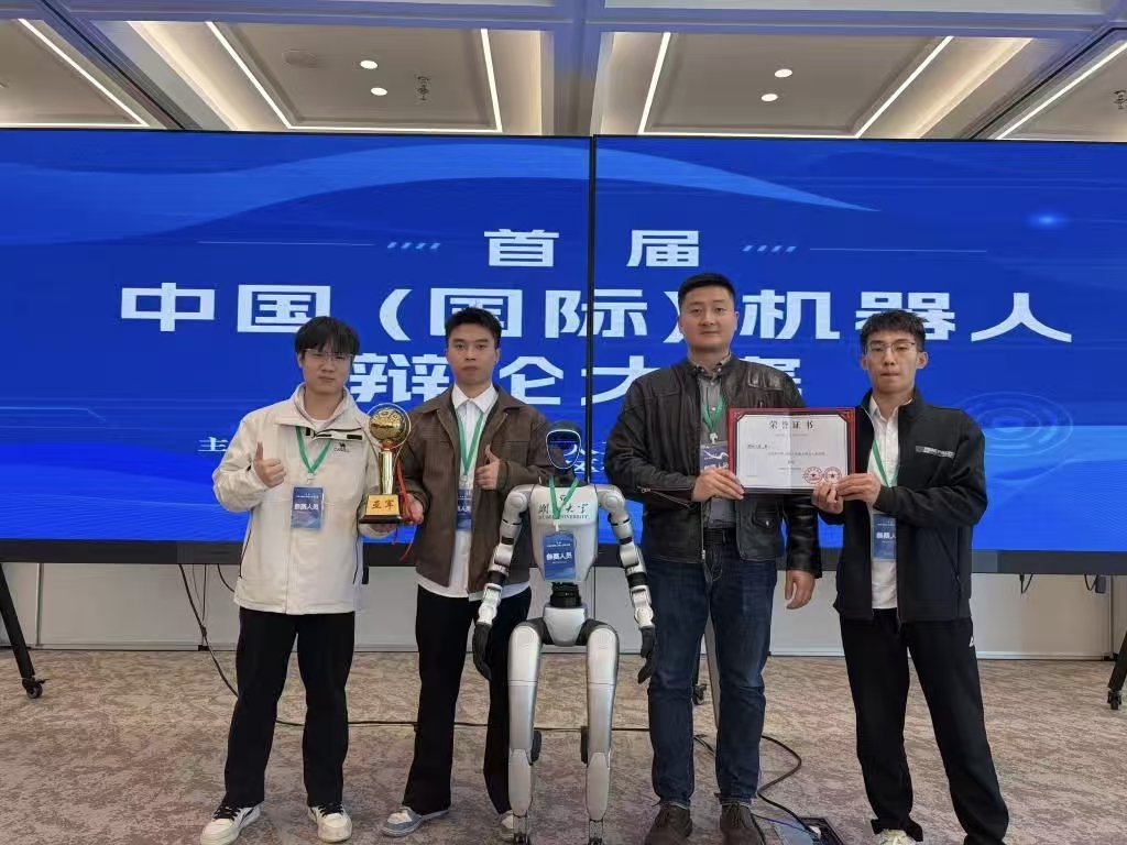 首届中国（国际）机器人辩论大赛亚军合影